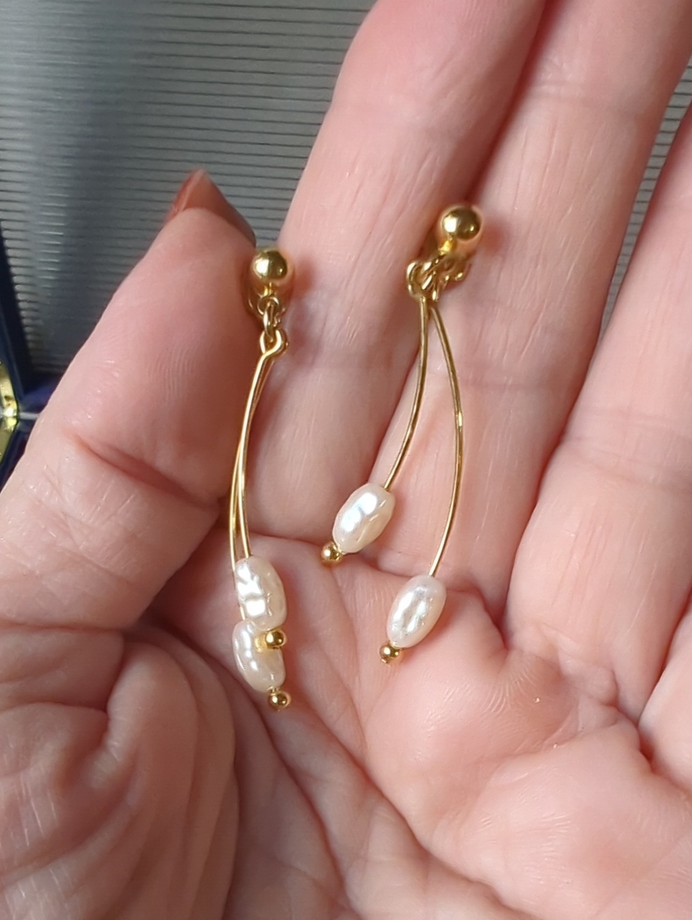 Vintage Avon simulated freshwater pearl dangling earrings 1990
